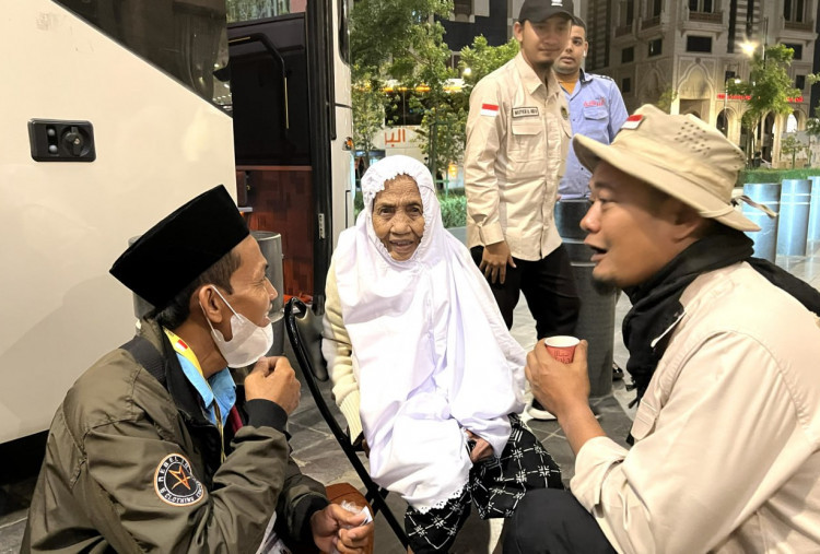 Mbah Jumirah, 83 Tahun, Digendong Petugas saat Tiba di Madinah