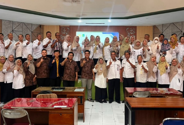 Dosen Unesa Latih Guru SMKN 10 Surabaya Optimalkan AI untuk Pembelajaran dan Penilaian