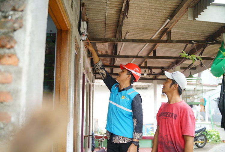 PLN Sambung Listrik 812 Masyarakat Pra Sejahtera di Jawa Timur