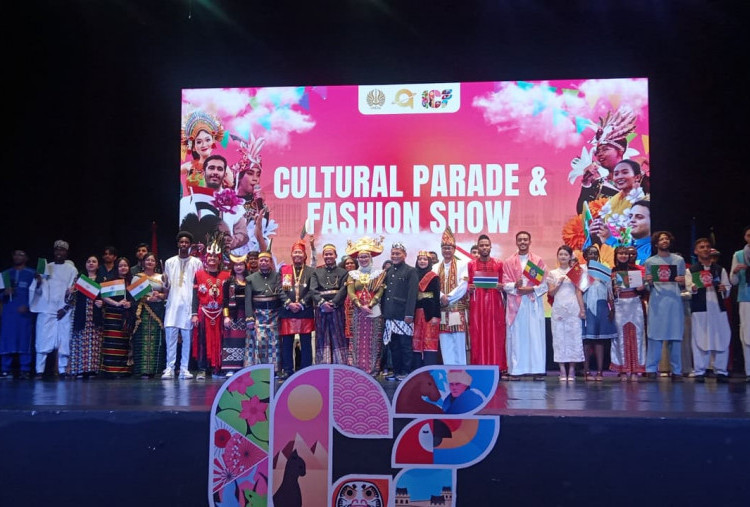 Mahasiswa Internasional Pamerkan Kain Adat Tais dan Filipiniana dalam Gelaran Panggung ICF 2025