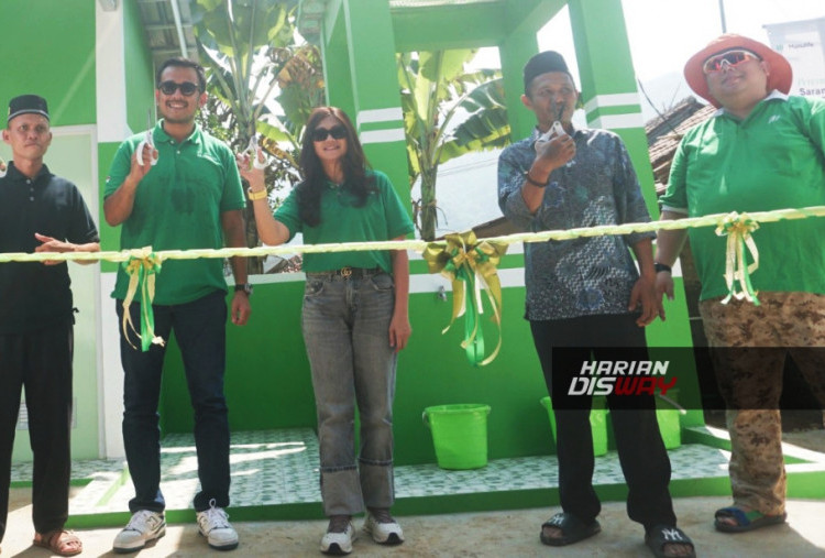 Apriliani Siregar, Compliance Director & General Counsel Manulife Indonesia (tengah);
Randi Ikhlas Sardoni, Compliance Director Manulife Syariah Indonesia (kedua dari kiri);
Ahmad Agus Rifqi Jamil, Ketua Yayasan Manulife Peduli (kanan).
