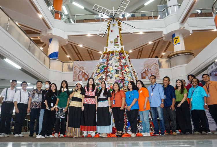 Sambut Natal dan Tahun Baru, PCU Launching Pohon Natal Bernuansa Belanda di Perpustakaan