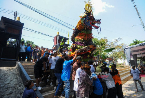 Warga mengikuti rangkaian Sedekah Bumi yang digelar di Made, Sambikerep, Surabaya, Jawa Timur, Minggu, 15 Oktober 2023. Sedekah Bumi atau ruwat desa dengan 4 gunungan hasil bumi berukuran raksasa itu digelar sebagai wujud rasa syukur kepada tuhan yang maha esa atas rizki yang diberikan kepada para warga Made, Sambikerep. (Julian Romadhon/Harian Disway)