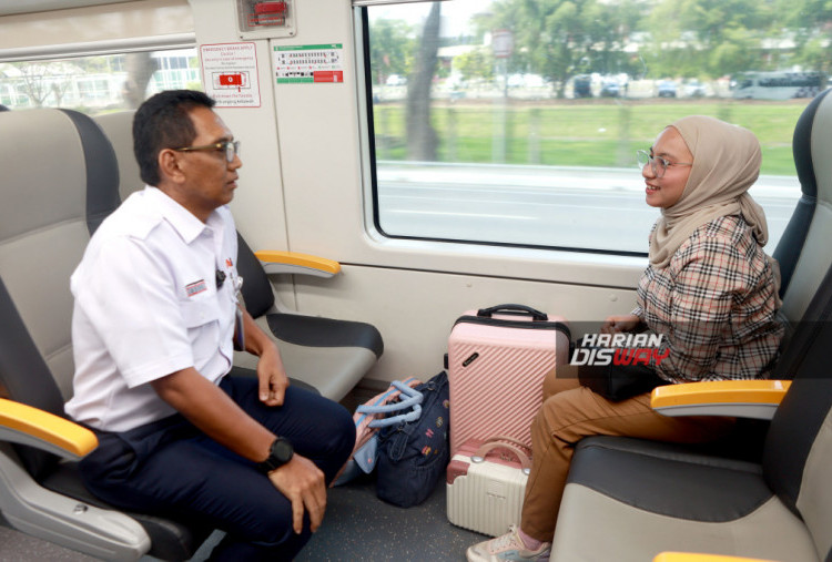 Penumpang menggunakan layanan Commuter Line Basoetta dari Stasiun BNI City, Jakarta, menuju Stasiun Bandara Internasional Soekarno-Hatta, Selasa (1/7/2025). KAI Commuter meningkatkan kualitas layanan dengan memangkas waktu tempuh menjadi 39 menit—lebih cepat 10 menit dari sebelumnya. Perbaikan ini diharapkan menjadi solusi transportasi yang efisien, praktis, dan bebas hambatan. HARITSAH ALMUDATSIR/HARIAN DISWAY