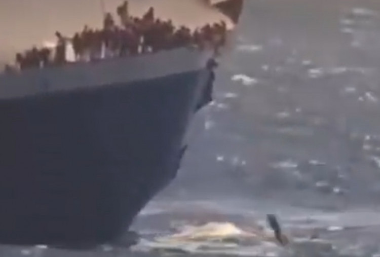 Penumpang KM Mutiara Sentosa 2 Berlompatan ke Laut Saat Kapal Terbakar di Perairan Sumenep