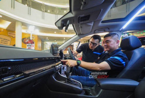 Presiden Direktur HSC, Ang Hoey Tiong (kanan) mencoba All New Honda CR-V di Pakuwon Mall Surabaya, Jawa Timur, Rabu, 23 Agustus 2023. Mobil Honda CR-V ini hadir sebagai SUV premium yang menawarkan varian mesin hybrid yakni All New CR-V 2.0L RS e:HEV dan juga dalam varian 1.5L Turbo dengan konfigurasi tujuh tempat duduk, serta dilengkapi fitur Honda Connect berupa teknologi konektivitas yang menghubungkan mobil dengan aplikasi di smartphone, dan didukung dengan fitur keselamatan Honda Sensing terlengkap. (Julian Romadhon/Harian Disway)
