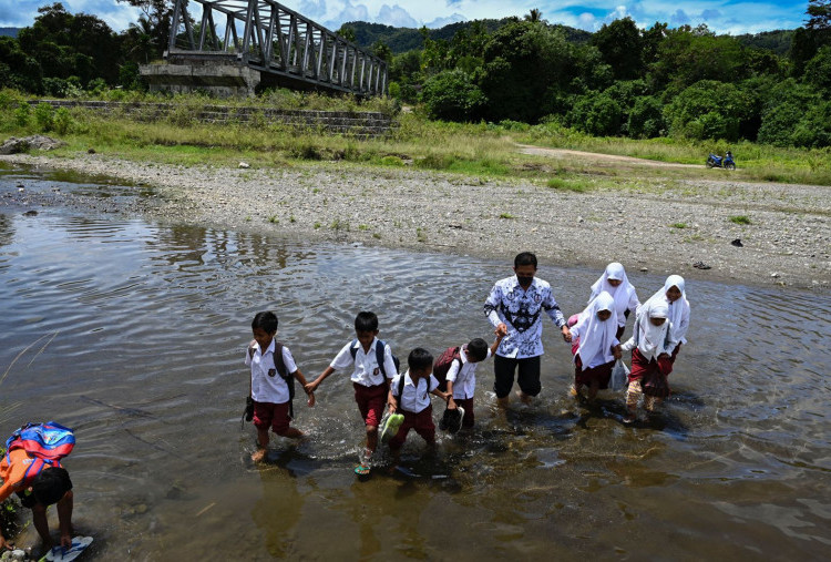 Mereka Belum Merdeka: Guru Honorer Punya Jam Ngajar Tinggi, Tapi Kesejahteraan Ringkih