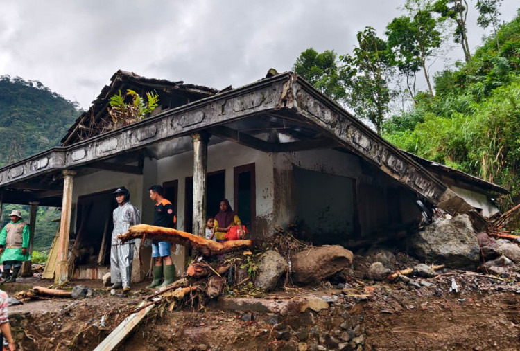 Longsor di Jepara, Akses Menuju Desa Tempur Kecamatan Keling Tertutup Material Longsor 
