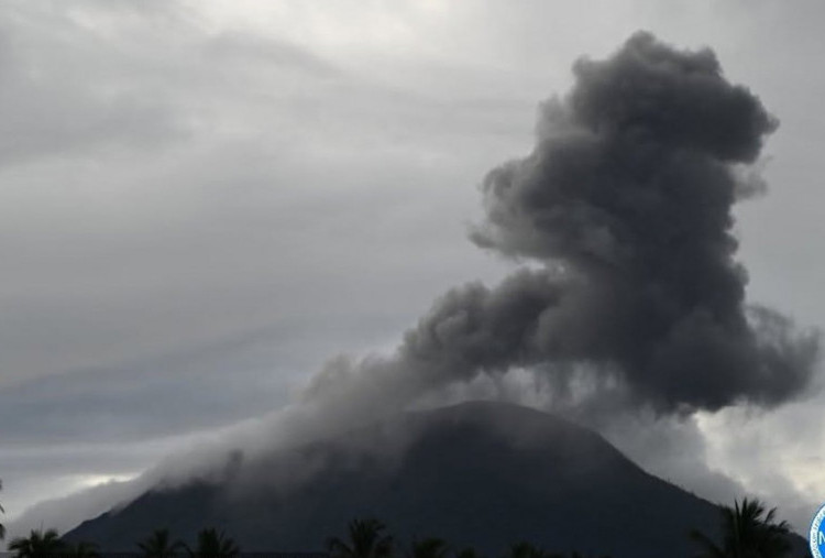 Aktivitas Gunung Ibu Halmahera Kembali Meningkat, Kolom Abu Tebal Condong ke Arah Barat