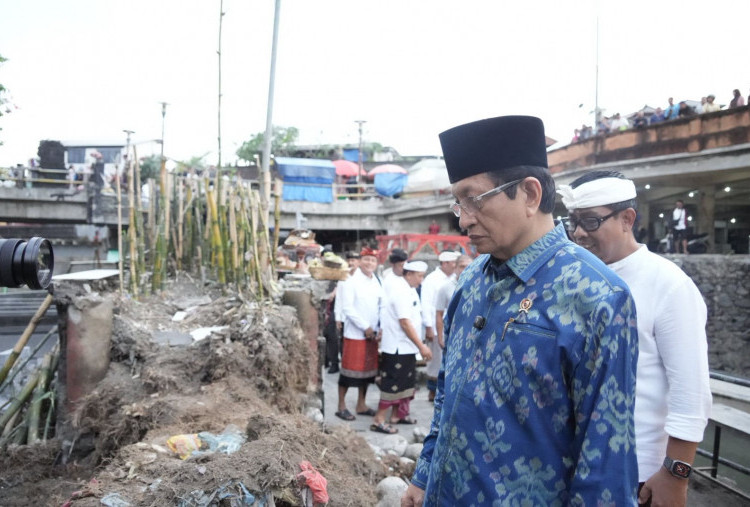 Menag Nasaruddin Umar Temui Penyintas Banjir Bali, Salurkan Bantuan Rp300 Juta