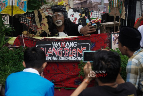 Dalang wayang Ki Ompong Soedarsono asal Temanggung mementaskan wayang Blang-bleng di tengah perkampungan padat penduduk, Dolly, Surabaya, Jawa Timur, Minggu, 7 Januari 2024.

Pentas wayang Blang-bleng di perkampungan yang digagas oleh Kampoeng Dolanan Surabaya ini mengusung lakon Mantra Betari dengan tema Ngancani Ndoro Bocah yang bertujuan untuk edukasi tentang wayang dengan pendekatan kontenporer. (Julian Romadhon/Harian Disway)
