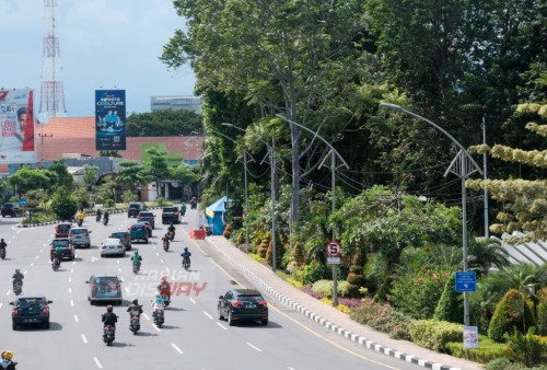 Suasana arus lalu lintas jalan Jend. A. Yani menuju ke pusat Kota Surabaya, Jawa Timur, Minggu (1/5) yang terpantau ramai lancar di H-1 Hari Raya Idul Fitri 2022. Foto: Faizal Pamungkas
