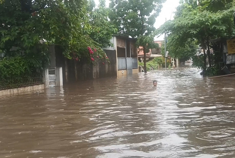 Banjir Jakarta: Air Naik Sejak Siang di Mampang, Warga Pondok Karya Mulai Dievakuasi Menggunakan Perahu Karet