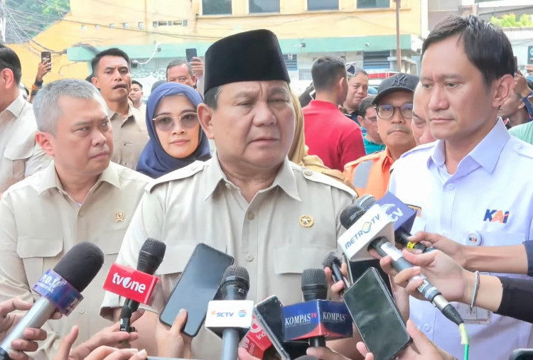 Prabowo Subianto Datang Jenguk Korban Kecelakaan KA di Bekasi