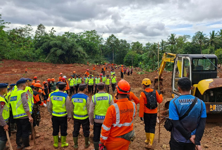 DMC Dompet Dhuafa Terus Sisir Area Terdampak Longsor, Belasan Korban Masih Tertimbun