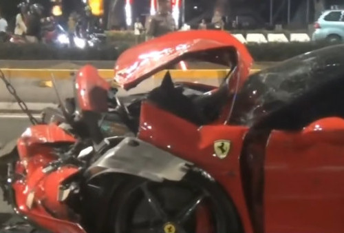 Ferrari Ringsek Parah Usai Tabrak Sejumlah Motor dan Taksi di Lampu Merah Bundaran Senayan, Endingnya Enggak Banget!