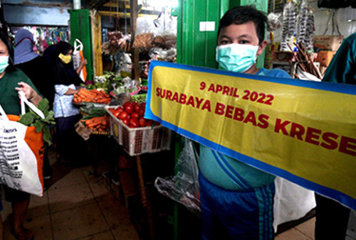 Sejumlah siswa SDN Kertajaya IV Surabaya bersama aktivis lingkungan hidup mengkampanyekan Surabaya Bebas Kresek pada 9 April 2022