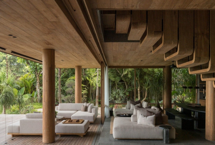 Earth Lines Bangun Rumah Minimalis di Bali dengan Kayu Daur Ulang dan Atap Raksasa