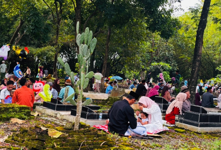 Tradisi Nyekar Lebaran di Brebes, TPU Jadi Titik Silaturahmi Warga