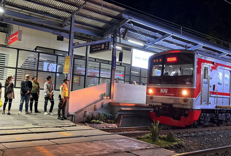 Jumlah Pengguna KRL Naik Turun Akibat Cuaca di Libur Panjang  Isra Mi’raj dan Imlek