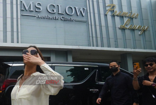 Influencer Bunda Corla tiba di MS Glow Aesthetic Clinic Surabaya, Jawa Timur, Junat (27/1/2023) untuk melakukan treatment. Bunda Corla usai manggung di Jakarta kini akan menunjukan aksinya di Kota Pahlawan yang bertajuk Bunda Corla Is Back Party dengan membawakan lagu-lagu yang kerap dia mainkan saat live di Instagram seperti No Comment milik pedangdut senior Tuty Wibowo dengan versinya sendiri. Pertunjukan musik Bunda Corla ini terlaksana dengan dukungan brand skincare lokal, MS Glow.


