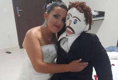 Setelah Menikah, Wanita 37 Tahun Ini Mengaku Hamil Oleh Suaminya dari Boneka