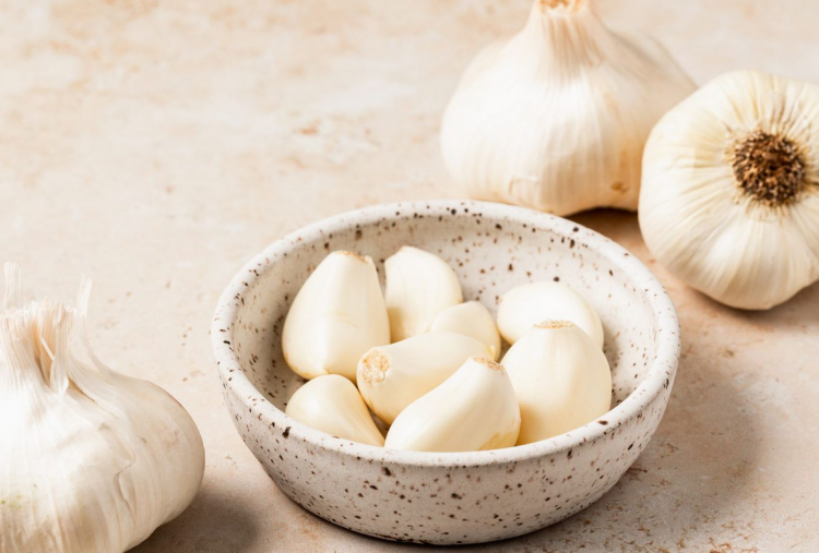 5 Hal Positif pada Tubuh Jika Mengonsumsi Bawang Putih Setiap Hari