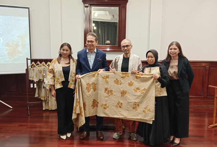 UMKM Surabaya Sulap Ampas Kopi Jadi Kain Ramah Lingkungan untuk Tamu Hotel
