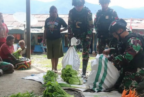 Warga Puncak Papua Terkejut, Dagangan Diborong Habis TNI, Mama Lauren : Terimakasih Bapak Tentara