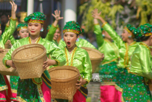 Peserta tari Boranan di Upacara HUT Jatim ke-78 di Halaman Gedung Grahadi, Surabaya, Jawa Timur, Kamis 12 Oktober 2023. Upacara Hari Ulang Tahun (HUT) ke-78 Provinsi Jawa Timur terdapat pertunjukan menarik diantaranya, Drum Corp SMAN 2 Taruna Bhayangkara Banyuwangi serta beberapa pertunjukan tarian kolosal bertajuk Jatim Harmoni. Tarian ini menggabungkan sejumlah tarian khas Jawa Timur. Kemudian setelah upacara ditutup dengan kolaborasi seni suara dari grup paduan suara berprestasi di Jawa Timur. (Muchamad Ma'ruf Zaky/Harian Disway) 