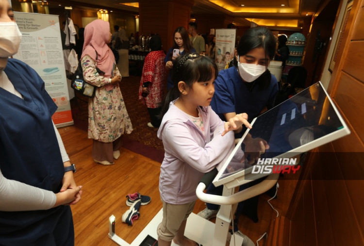 BMHS mendorong penguatan ekosistem kesehatan ibu dan anak yang mengintegrasikan layanan klinis, edukasi, serta keterlibatan keluarga. Pendekatan tersebut antara lain diterapkan melalui Family Integrated Care di ruang NICU RSIA Bunda Jakarta, yang melibatkan orang tua dalam perawatan bayi, serta dipadukan dengan Kangaroo Mother Care dan edukasi sejak masa kehamilan hingga pascapersalinan. Bunda Parenting Convention 2026 juga menghadirkan berbagai workshop yang membahas persiapan kehamilan, perawatan bayi baru lahir, tumbuh kembang anak, masalah makan, hingga pencegahan obesitas melalui dukungan lingkungan pendidikan.