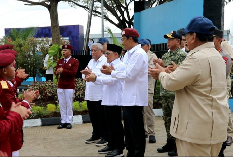 Presiden Prabowo Pimpin Lagu Ulang Tahun untuk Siswi Sekolah Rakyat di Banjarbaru