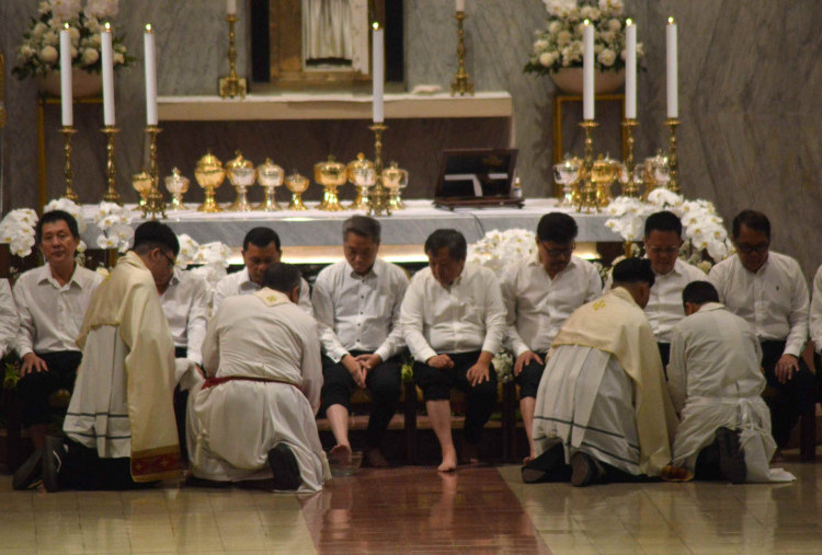 Misa Kamis Putih, Uskup Surabaya Ajak Umat Memaknai Pelayanan sebagai Wujud Syukur dan Kerendahan Hati