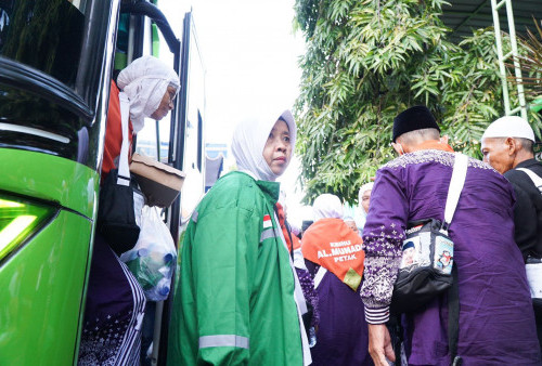 Kloter Pertama Jamaah Haji Jatim Asal Bojonegoro Tiba di Asrama Haji Sukolilo Surabaya Pagi Ini