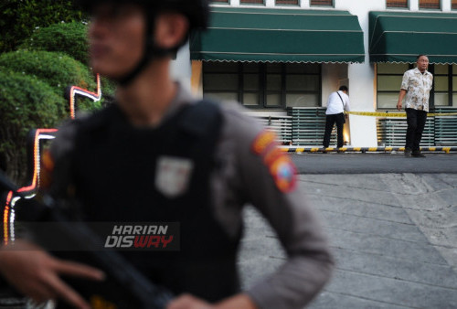 Personel Sat Sabhara Polda Jatim berjaga di depan bangunan Grha Wismilak, Surabaya, Jawa Timur, Senin, 14 Agustus 2023. Penyegelan tersebut dilakukan setelah proses penggledahan oleh  Subdit II Tipikor Ditreskrimsus Polda Jatim selama enam jam. Adapun penyitaan tersebut berdasarkan Surat Penetapan Ijin Khusus Penyitaan Nomor 62/PenPis. Sus-TPK-SITA/2023/PN Sby. Penyitaan itu berkaitan dengan penerbitan Hak Guna Bangunan (HGB) dan peralihan hak atas tanah dan bangunan di Jalan Raya Darmo Nomor 36-38.  (Julian Romadhon/Harian Disway)
