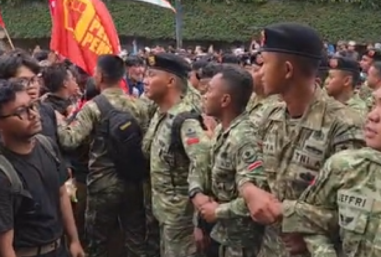 Detik-detik Mahasiswa dan Massa Bentrok dengan TNI di Bundaran HI, Teriakan Revolusi Pecah!