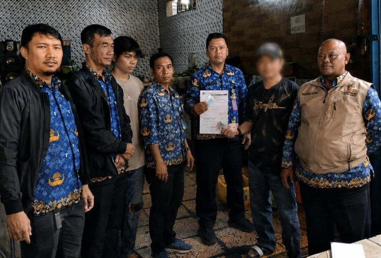 Terekam CCTV Buang Sampah Sembarangan, Warga Grogol Selatan Didenda Rp500 Ribu