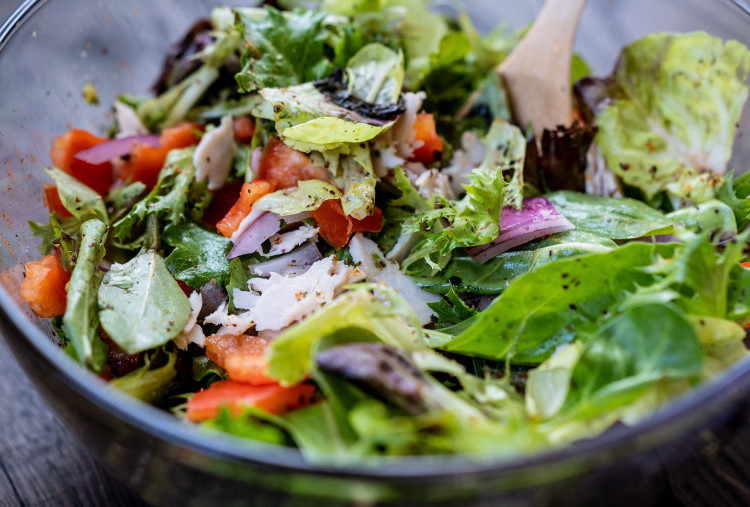 5 Tips Membuat Salad Tetap Segar, Renyah, dan Tahan Lama