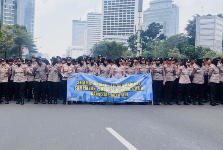 Jalan Sudirman Arah Bundaran HI Ditutup Polisi, Massa Buruh Mulai Memadati Jalan