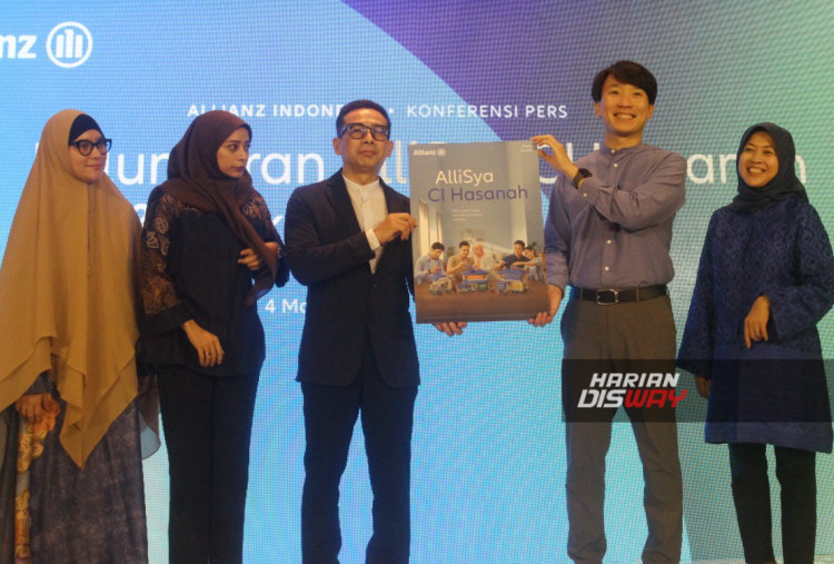 Ki-ka: Vinny Anwar, Direktur Allianz Life Syariah Indonesia; Jazilah Firdaus, Direktur Allianz Life Syariah Indonesia; Elmie A. Najas, Direktur Utama Allianz Life Syariah Indonesia; Cheang Khai Au, Chief Product Officer Allianz Life Indonesia; serta Rina Triana, Head of Product Allianz Life Syariah Indonesia.