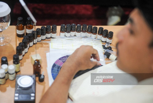 Ada sebanyak lima belas peserta workshop terdiri dari berbagai kalangan, mulai dari pengusaha parfum, hobiis aroma, hingga pecinta parfum yang ingin lebih memahami proses pembuatan wewangian. (Julian Romadhon/Harian Disway)
