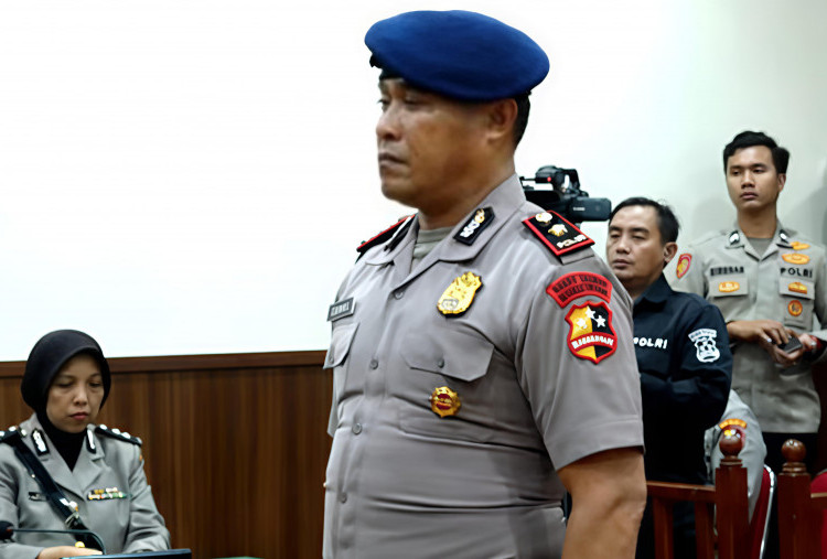 Kompol Cosmas Menangis, Dipecat Tidak Hormat Usai Kasus Tewasnya Ojol Affan Kurniawan
