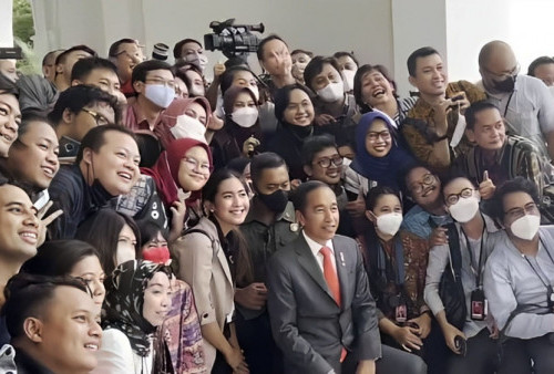 Kocak, Jokowi Diajak Foto Bareng Wartawan, Sebelum Masuk Hitungan Ketiga Bilang...