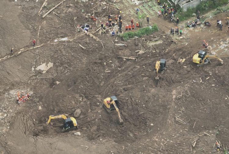 Evakuasi Dikebut, Tim SAR Tambah Alat Berat di Lokasi Longsor Pasirlangu