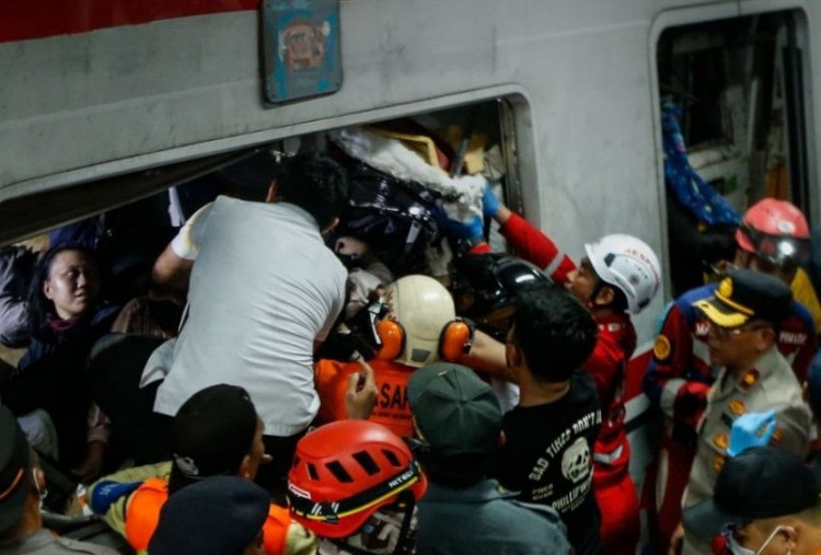 Update Tabrakan Kereta Bekasi Timur: 14 Tewas, 84 Luka, Evakuasi Masih Berlanjut