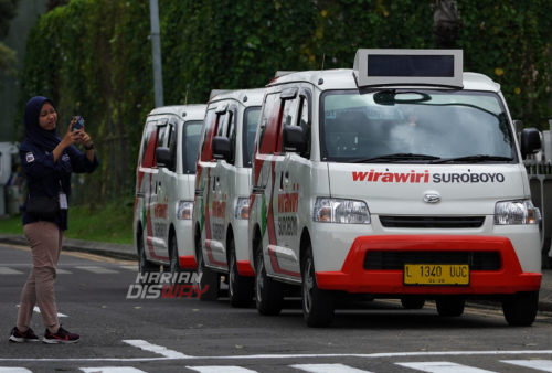 Angkutan pengumpan atau feeder Wirawiri Suroboyo berjajar rapih menunggu peresmiannya di Square Taman Puspa Raya, Citraland Surabaya, Jawa Timur, Kamis (2/3/2023). Sedangkan, jalur beroperasinya angkutan feeder ini, ada sebanyak lima rute, yakni Terminal Benowo-Tunjungan, PNR Mayjend Sungkono-Embong Wungu, Terminal Intermoda Joyoboyo- Kedung Asem, Penjaringan Sari- Gunung Anyar dan Puspa Raya-HR. Muhammad. (foto: Julian Romadhon)