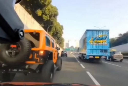 Viral! Jeep Rubicon Oranye Ugal-ugalan, Serempet Mobil Lalu Kabur di Bahu Jalan Tol