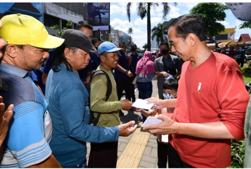 Pedagang Pasar Legi, Surakarta Dapat THR dari Presiden Jokowi