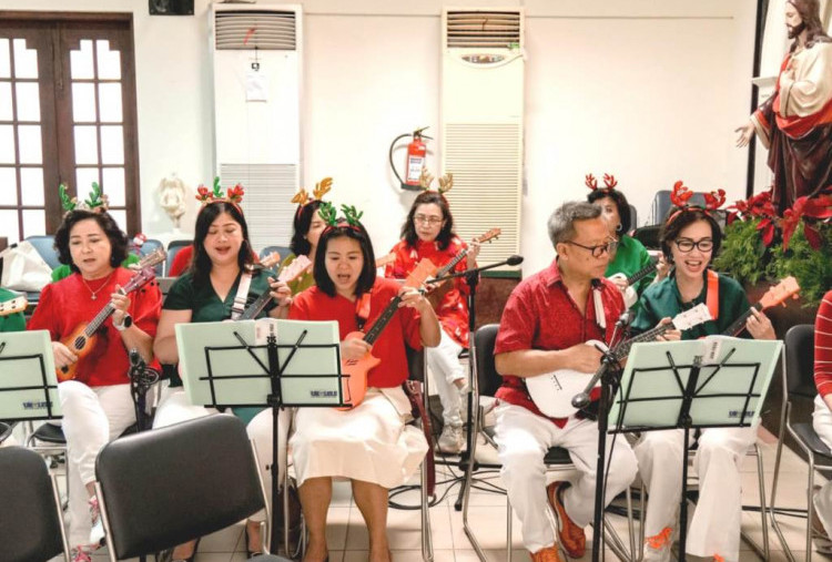 Komunitas Inspiratif Lansia Surabaya: Golden String Ukulele (1): Pilih Tampil di Akhir Acara 