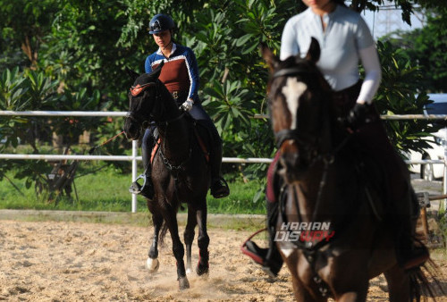 Sejumlah penghobi Equestrian (Ketangkasan Berkuda) Surabaya, berlatih 